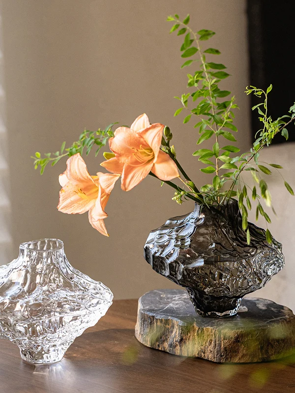 透明な花瓶を選ぶべきか？造花置物の本質と、今こそ注目すべき「アート花瓶」の選び方