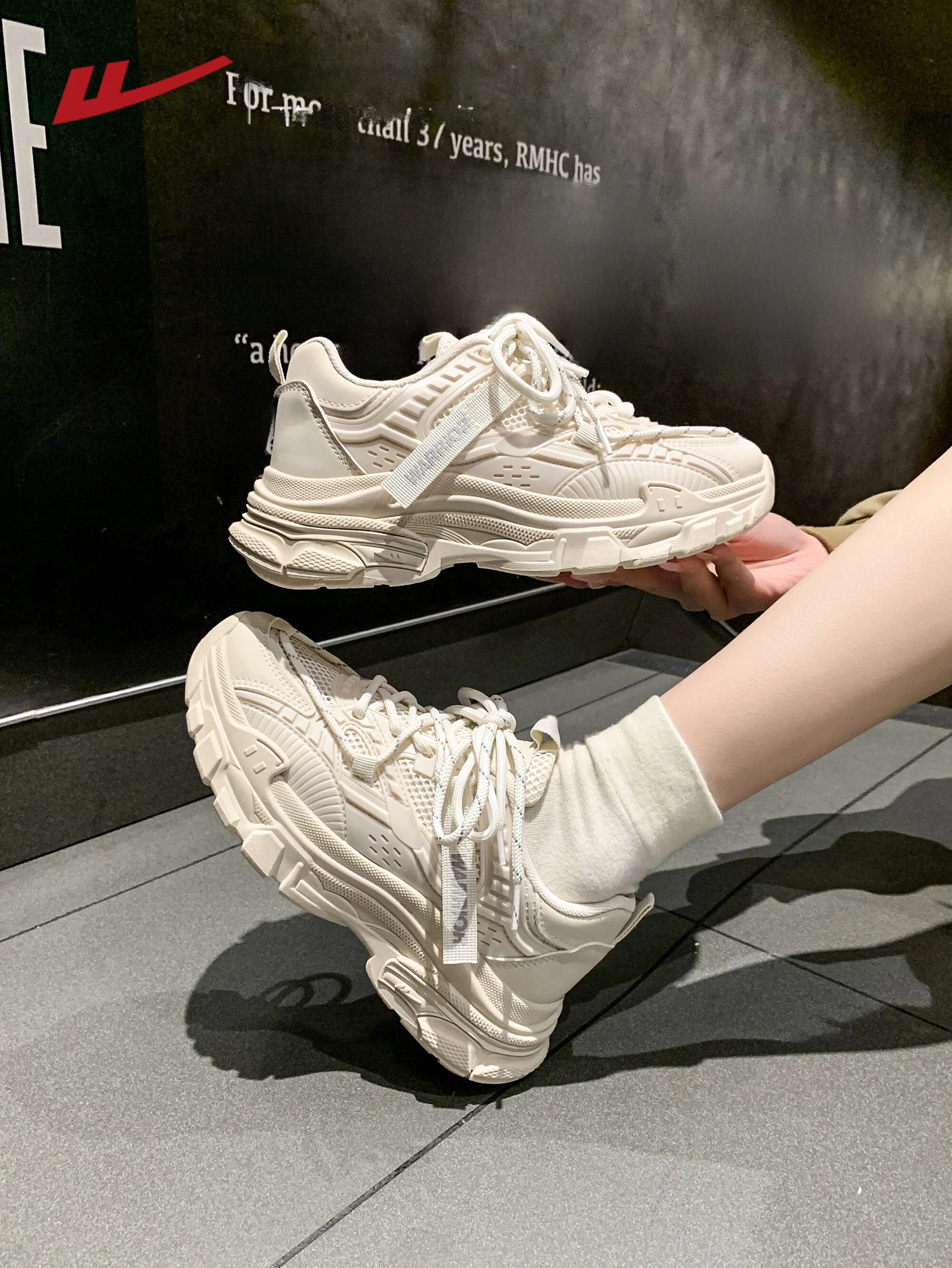 厚底デザインのカジュアルスニーカー：通気性と脚長効果を実現するメッシュスタイルの実用性