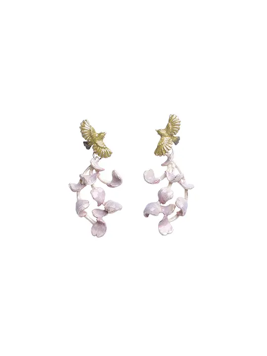 春の渦をテーマにした手作りピアス【桜の花びらが舞うデザイン】