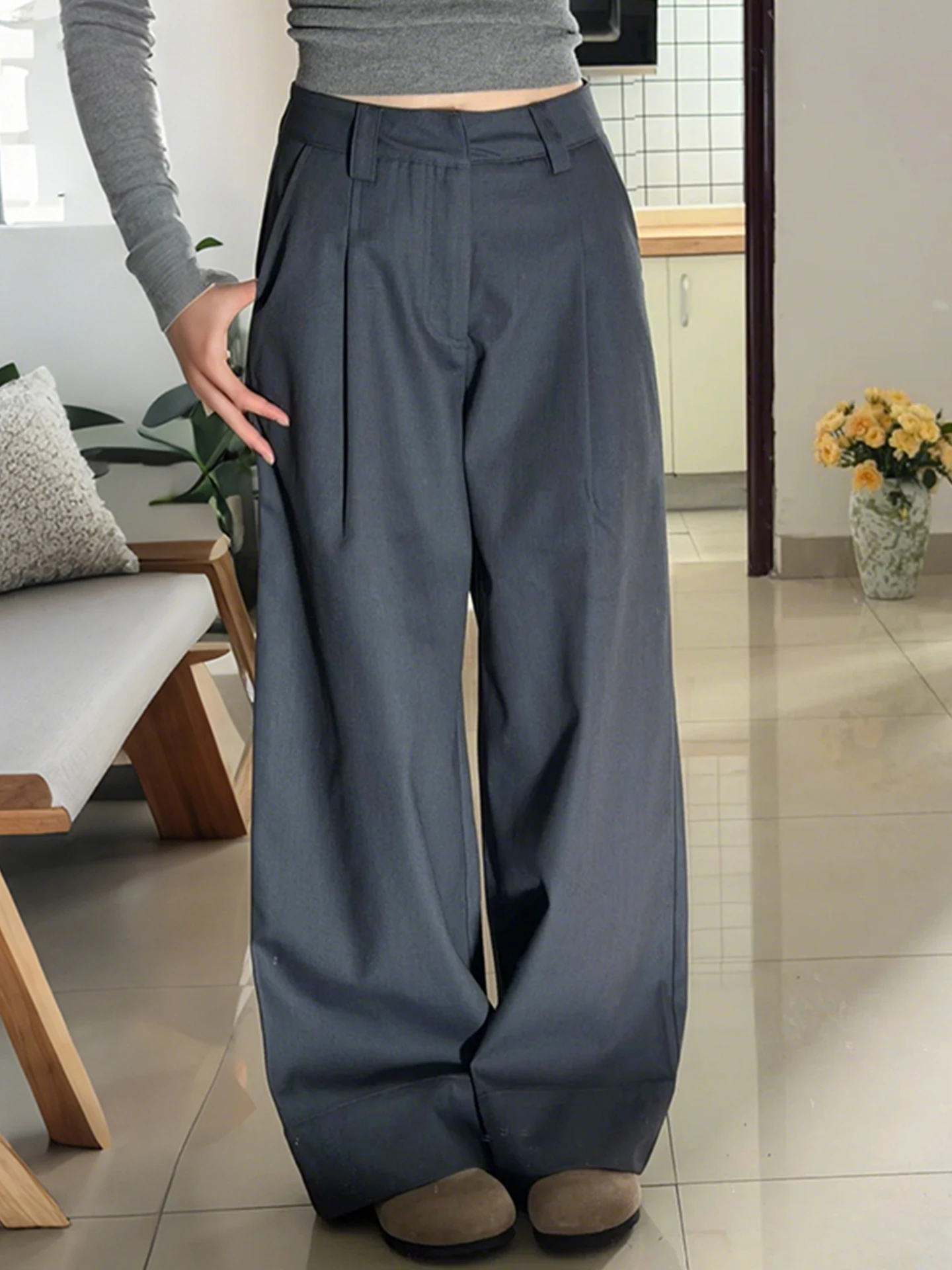 グレーのワイドレッグパンツ：長めの丈と直筒シルエットが日常に合う理由
