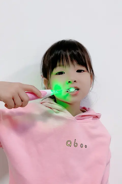 幼児用カラフルな電動歯ブラシ【自動操作・猫デザイン】