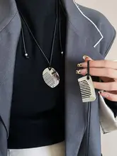 トレンドの小さな櫛デザインのチタン製ペンダントネックレス【ロングタイプ・鎖骨チェーン・アクセサリー】
