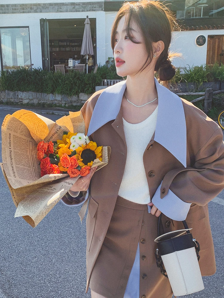 30代の通勤スタイルに悩むあなたへ：シンプルで洗練されたブラウンスーツが、なぜ今注目されているのか？