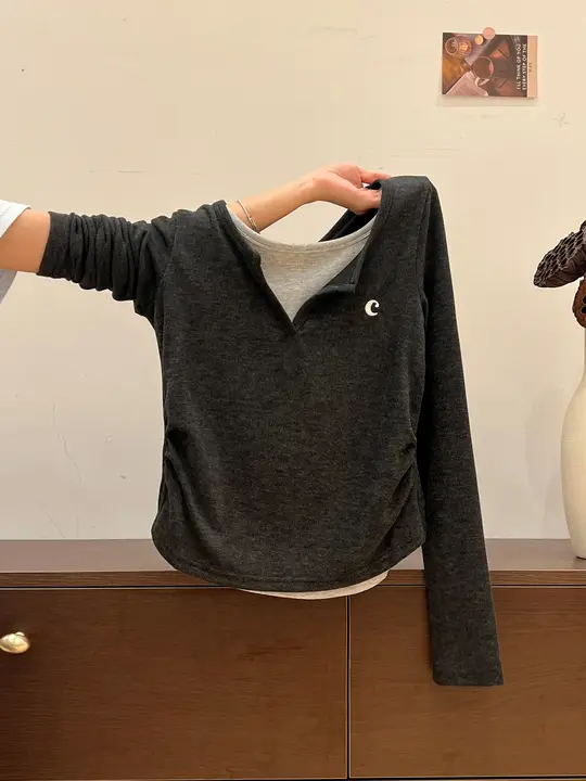 グレーVネック重ね着風刺繍長袖Tシャツ【レディース・スリムフィット・ユニークデザイン】（セットアップ対応）