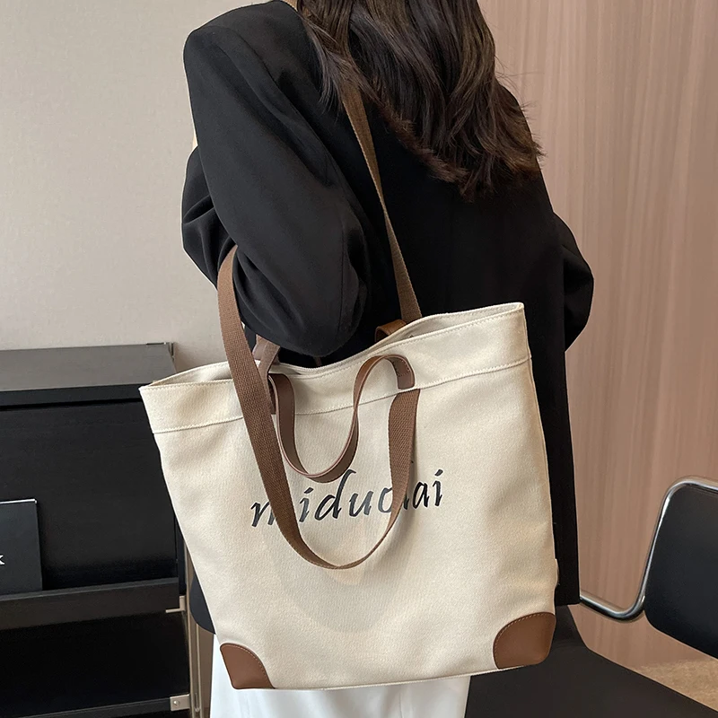お出かけトートバッグは「軽い」だけじゃない？夏のキャンバストートで通勤と旅行を両立する方法とは？