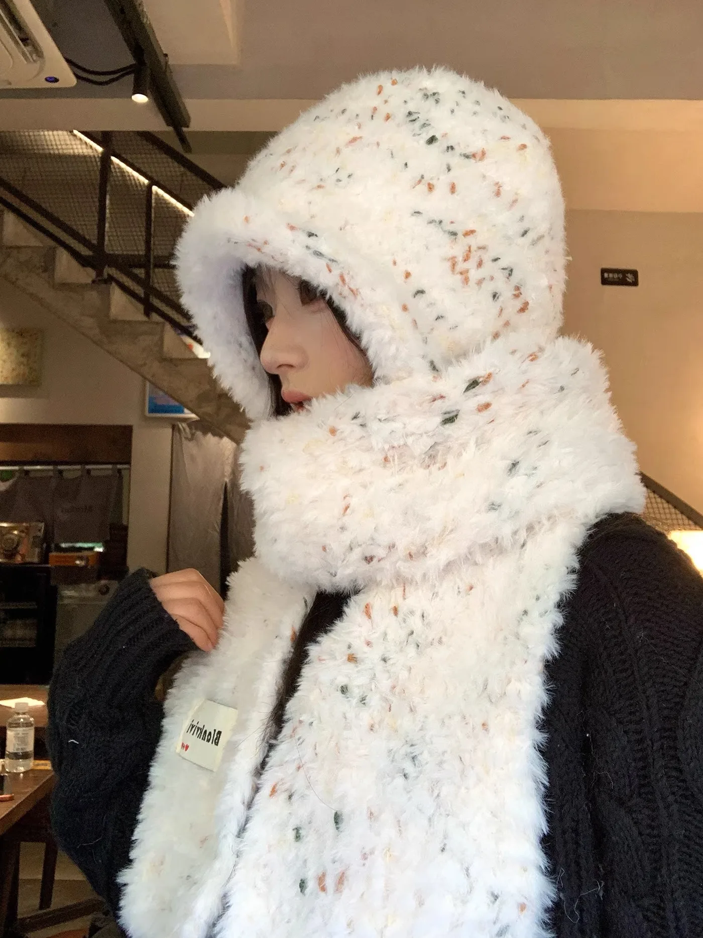 もこもこ冬帽子：暖かさと柔らかさを実現するフリースマフラー一体型