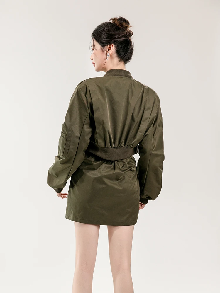 4月に大学生が着るべき服は？工装スタイルのジッパーショートジャケットとハイウエストスカートが今季のベストな選択肢