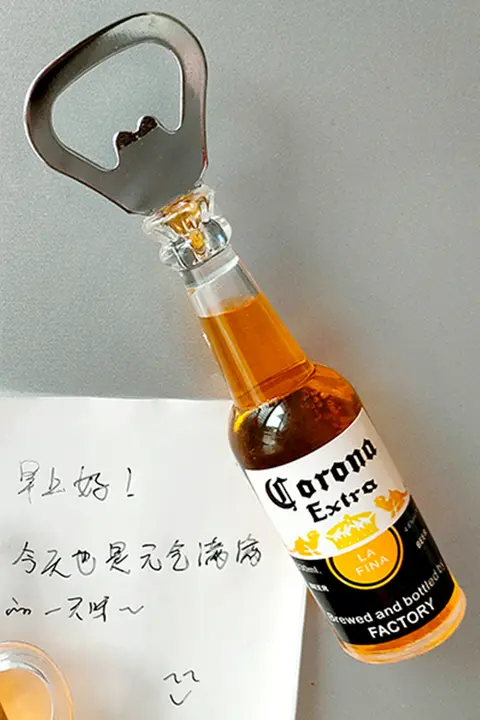ビールオープナー付き冷蔵庫マグネット【創造的装飾・バー風デザイン】