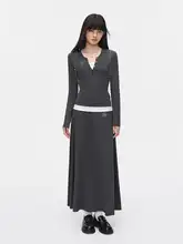 シンプルな二重襟デザインの長袖トップスとスカート秋用セットアップ対応