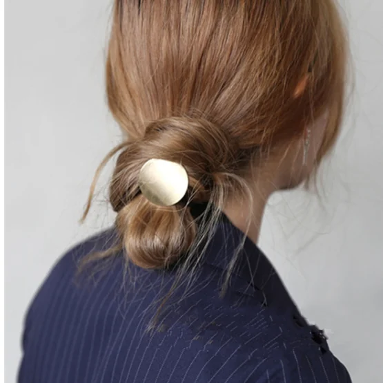 シンプルな幾何学模様のヘアゴム：メタル仕上げで安定したヘアアレンジを実現