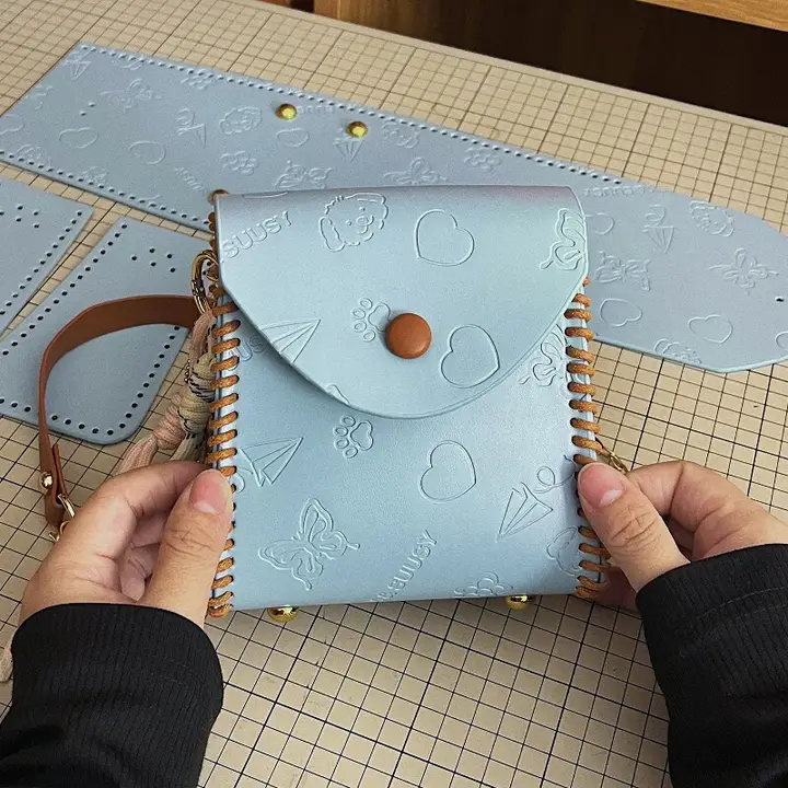 エンボス加工の小型ハンドメイドショルダーバッグ【DIY・手縫い・斜め掛け対応】（セットアップ対応）