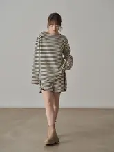 ストライプTシャツとショートパンツのカジュアルファッション【秋用・ゆったりデザイン】（セットアップ対応）