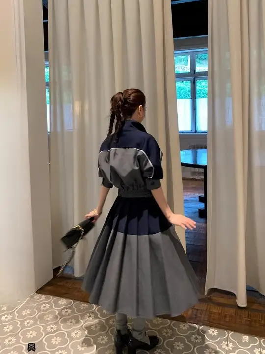 ビビッドカラーの九分袖ジャケット【秋用・女性用・ショート】とプリーツスカート（セットアップ対応）