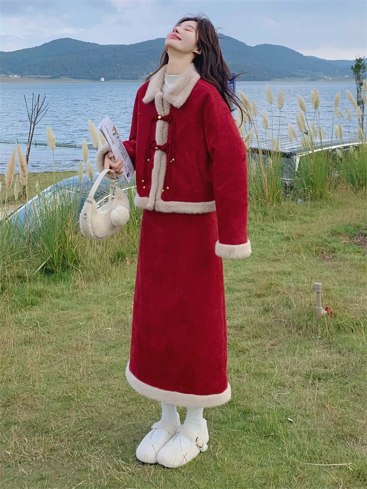 holiday 服 はどんなもので、どんな場面で着るの？新中式デザインの赤いファー付きダウンコートとスカートが答えをくれる