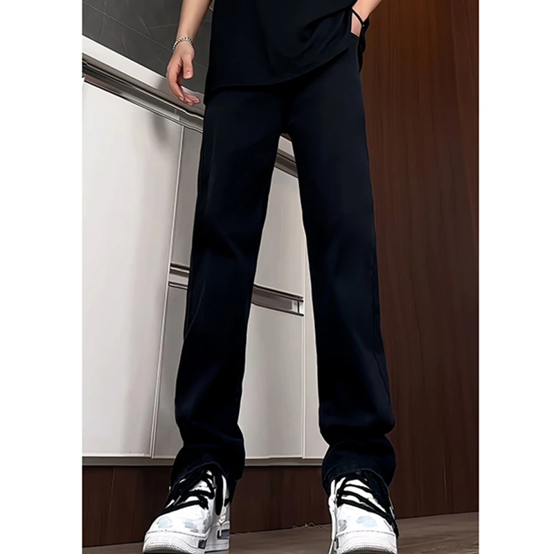 イージーパンツの着こなしに迷うなら、この1本で解決できる？