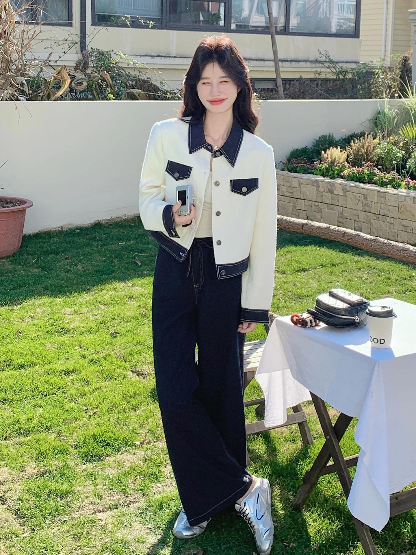 春コーデ デニムパンツ に合う オフホワイト セットアップの着こなし方