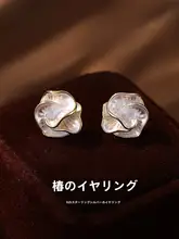 美しい山茶花のイヤリング【秋冬用・高級感・S925純銀ピン】