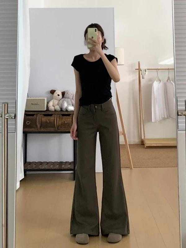 コーヒーカラーのフレアパンツ：ゆったりシルエットで秋の日常を快適に