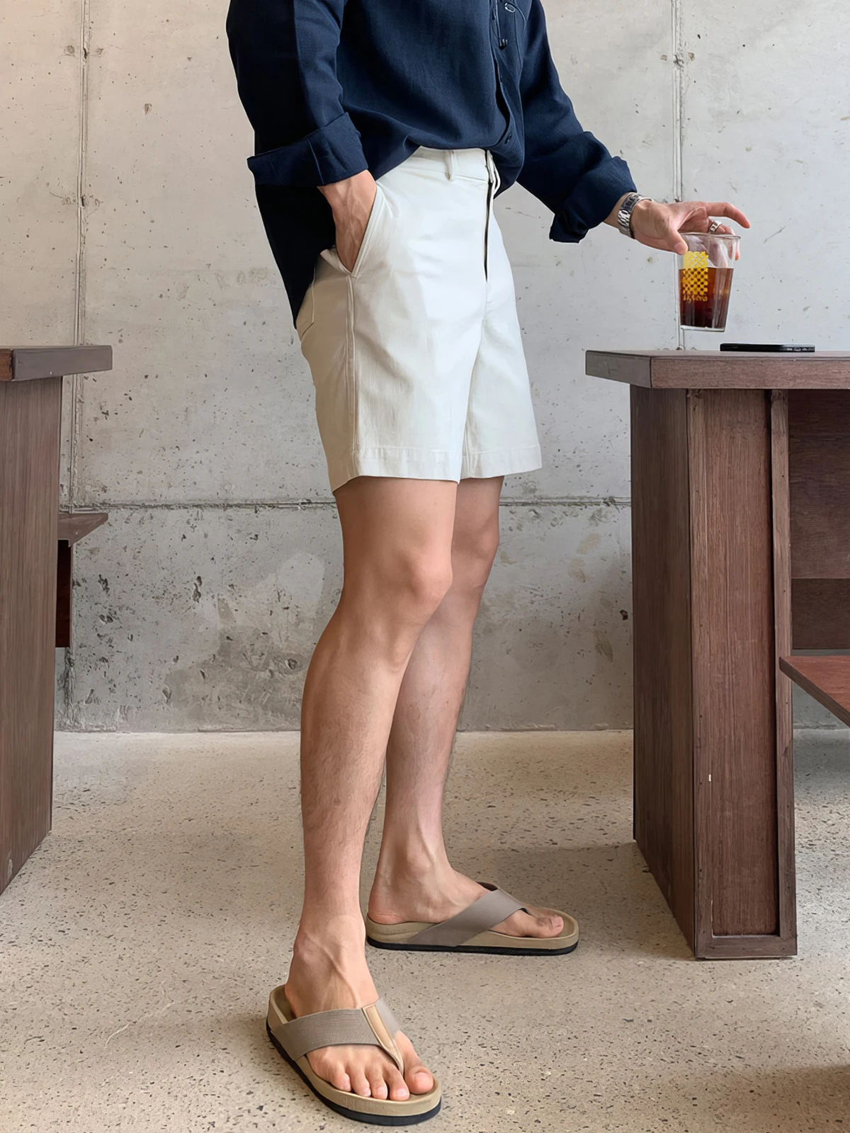 グレーコーデ メンズ 夏はどう選ぶ？通勤からデートまで使える万能パンツの選び方を解説