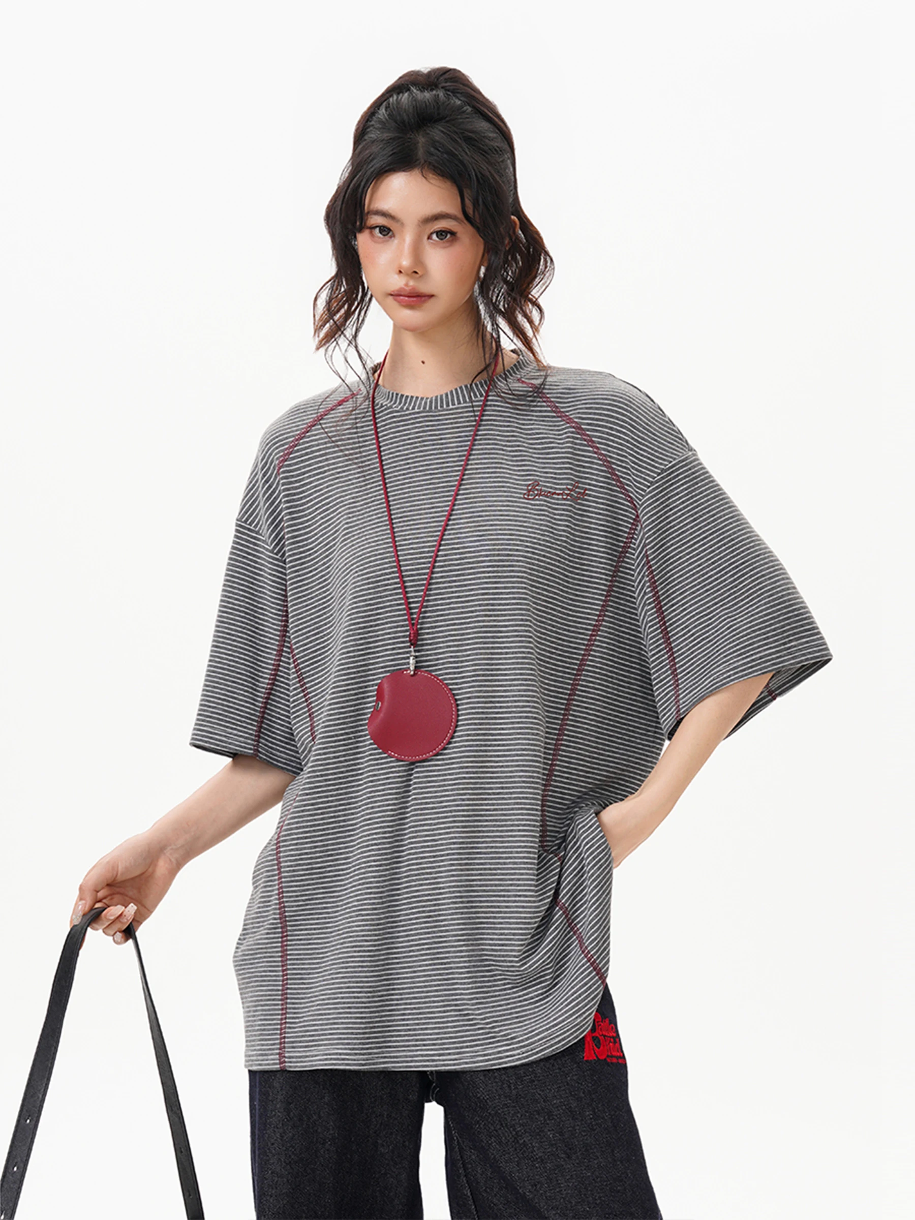 総柄Tシャツのデザインと機能：ストライプデザインのユニセックス半袖Tシャツを徹底解説
