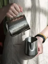 ステンレス製 コーヒーラテアートピッチャー【計量機能付き・プロ用・泡立て器】