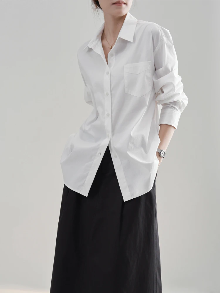 大人可愛い服 40代コーデ - 長袖白シャツの素材とフィット感