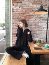 かわいい編み込みフード付きニットトップスとパンツのカジュアルな気質のコーディネート（セットアップ対応）