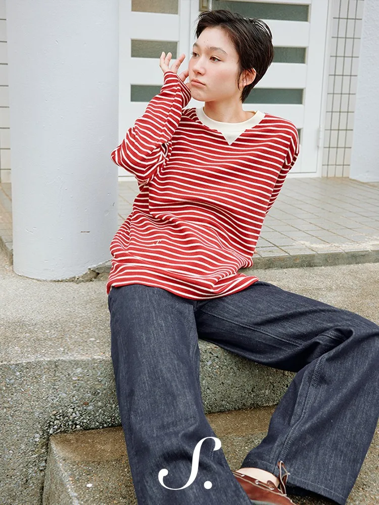 したシルエットのストレートデニムパンツ：静謐なネイビーブルーでカジュアルな日常を支える