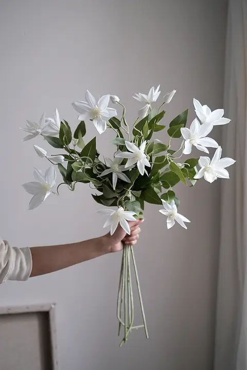 高級感ある白色鉄線蓮の造花【インテリア装飾用・テーブル用】
