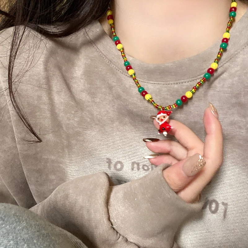クリスマスツリーとジンジャーブレッドマンのネックレス：女性向けデコレーションデザインの実用性とシーン別適用
