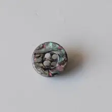 ゴールドトーンのターコイズグリーンとグレーパープルのボタン【デコレーション用・直径１０ミリ】