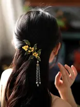 手作り花飾りの古風なヘアクリップ【流れる房・後頭部用・優雅なデザイン】