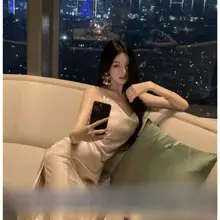 大人の女性にぴったりな裏表異なるデザインのダスティカラーサテンワンピース【スリーブレス・スリムシルエット・フロントカット】