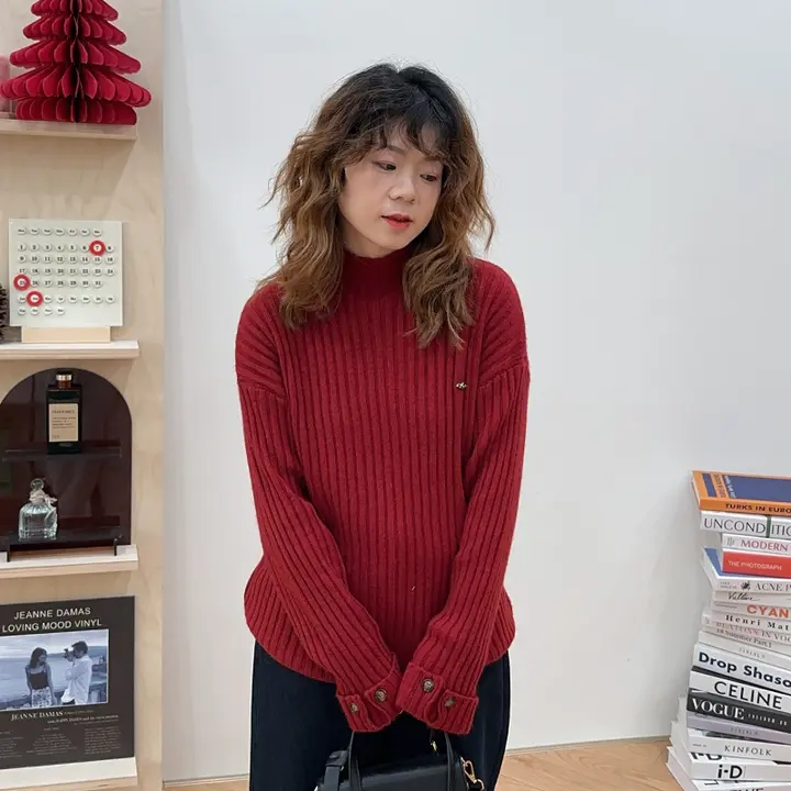 冬の雰囲気漂うハイネックニットトップス【デザイン性のある袖口・極上の柔らかさ】