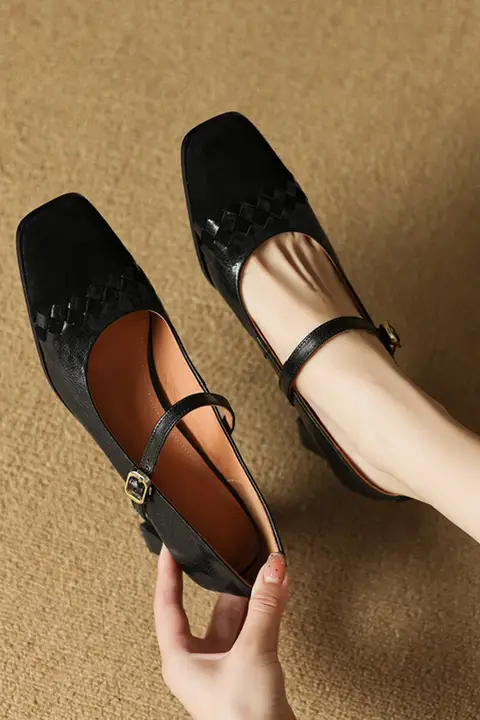 フレンチスタイルのレトロなスクエアトゥアンクルストラップヒールシューズ【真皮・マリージェーンデザイン】（セットアップ対応）