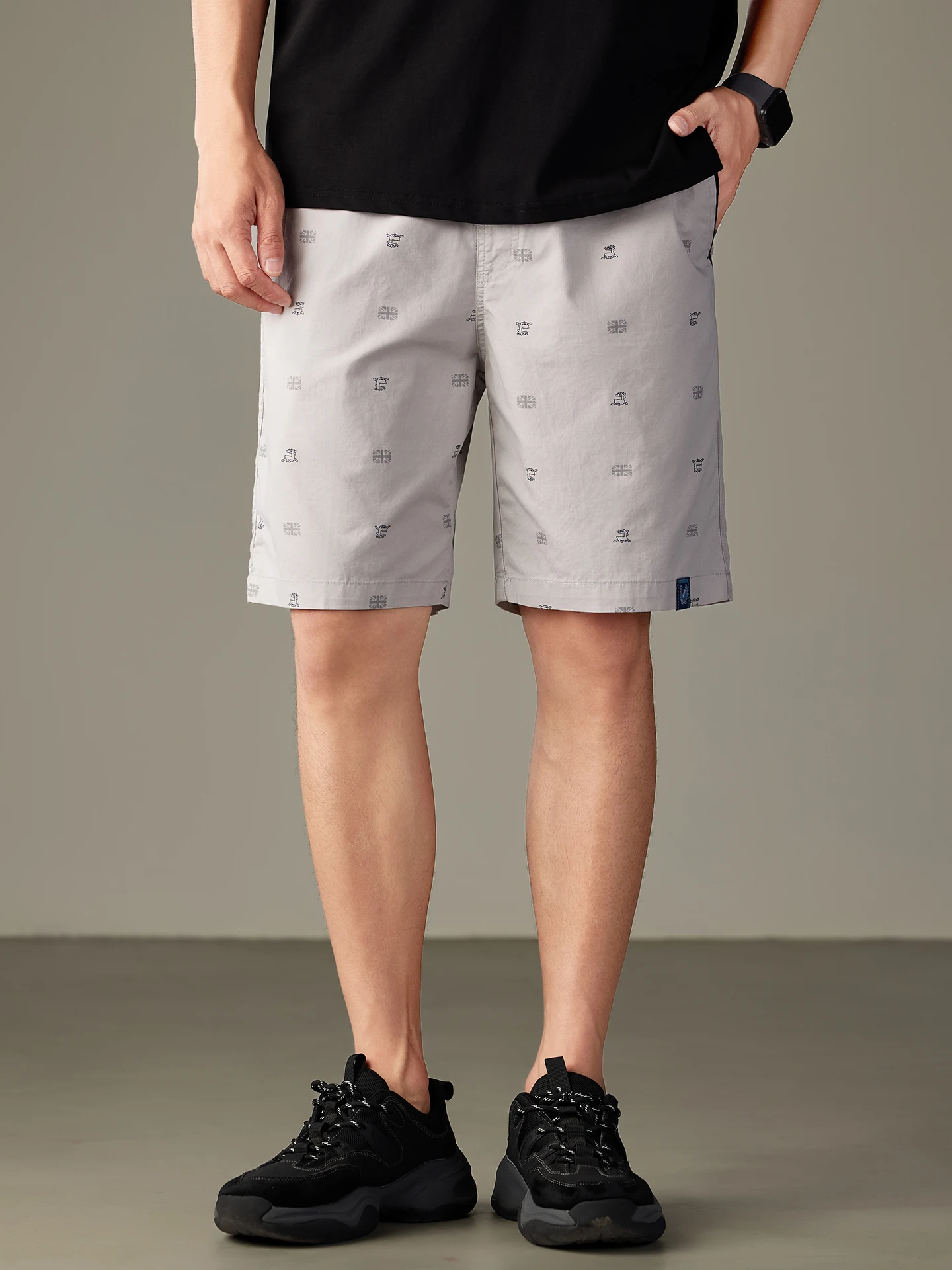 グレーコーデ メンズ 夏にどんな服が合うの？青衫布缕のショートパンツが解決するリアルな着こなし