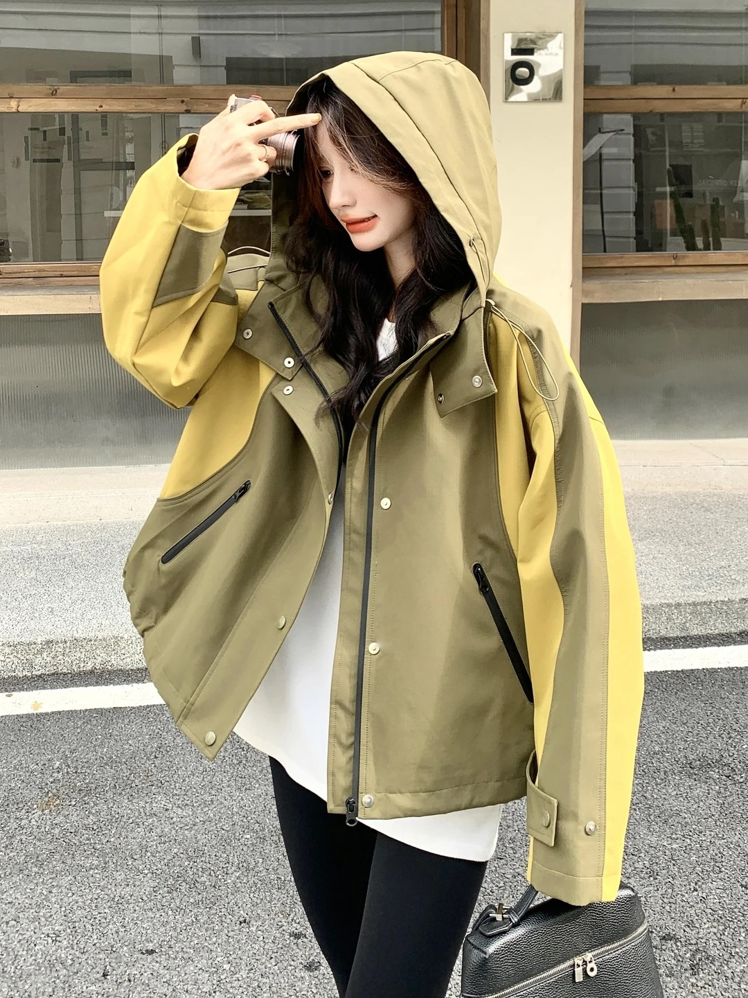 アウター グリーン と カーキ どちらが通勤に最適？バイカラーのジャケットが解決するリアルな悩み