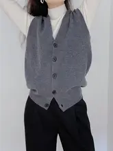 上品なデザインのVネックニットベスト【ウール混・短丈・レトロ学院風】