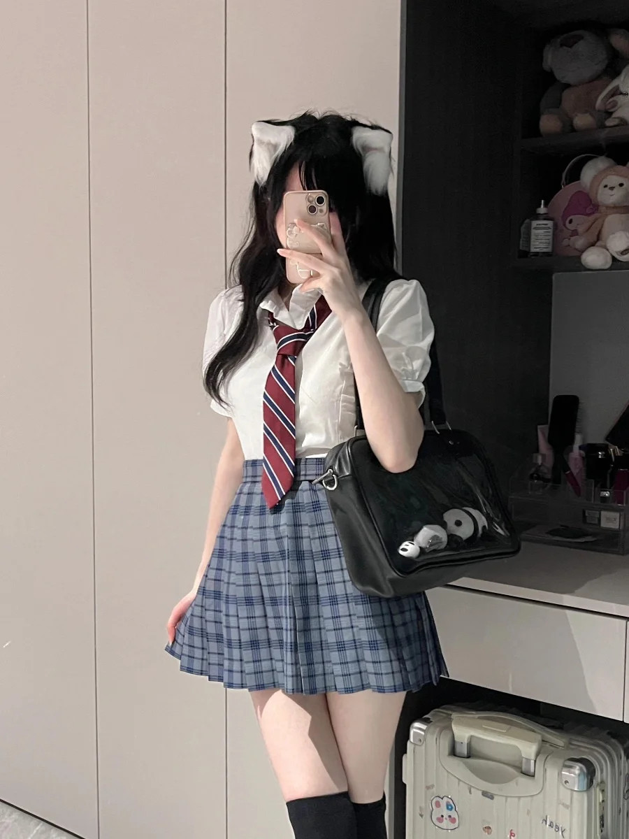 かわいい高校生向け学院風セットアップ：グレーブルーチェックスカートと白シャツのバランス