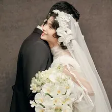 ヴィンテージ風の花飾り付きウェディングベール【フォト撮影用・エレガント・結婚式用】