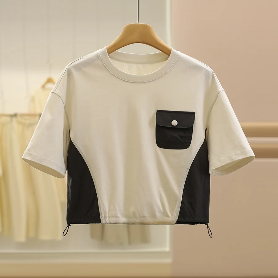 タック入りTシャツ：コットン100%のバイカラーデザインが通勤スタイルを支える