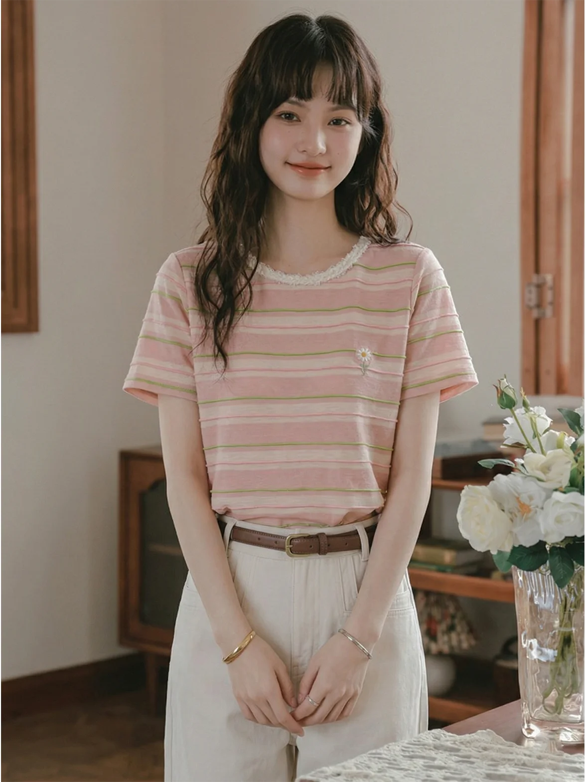 ピンクストライプのTシャツをどう選ぶ？通勤から日常まで、1つのアイテムで変わるスタイルの秘密