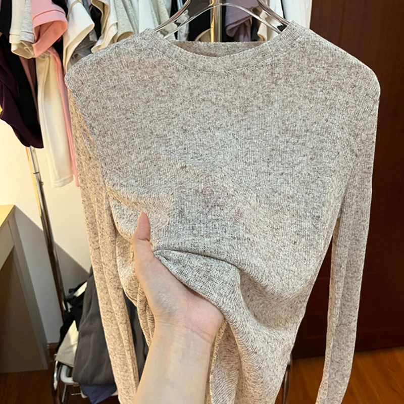 通勤スタイルに悩むあなたへ：Tシャツの下に着る長袖をどう選ぶべきか？