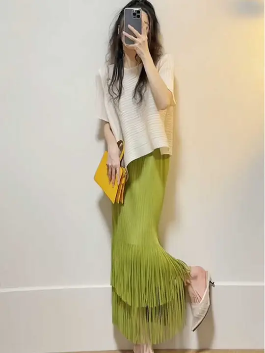 フレアデザインの百褶短袖Tシャツ【ラクな着心地・不規則裾・女性用】