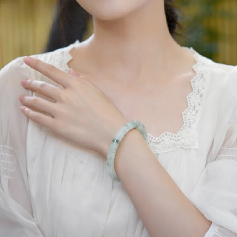 40代の女性にぴったりのブレスレットは、和風の「浮かぶ花」がベスト？