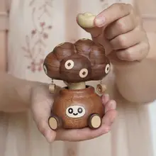 木製置物 招財の飾り【車載・デスク用・揺れるデザイン】