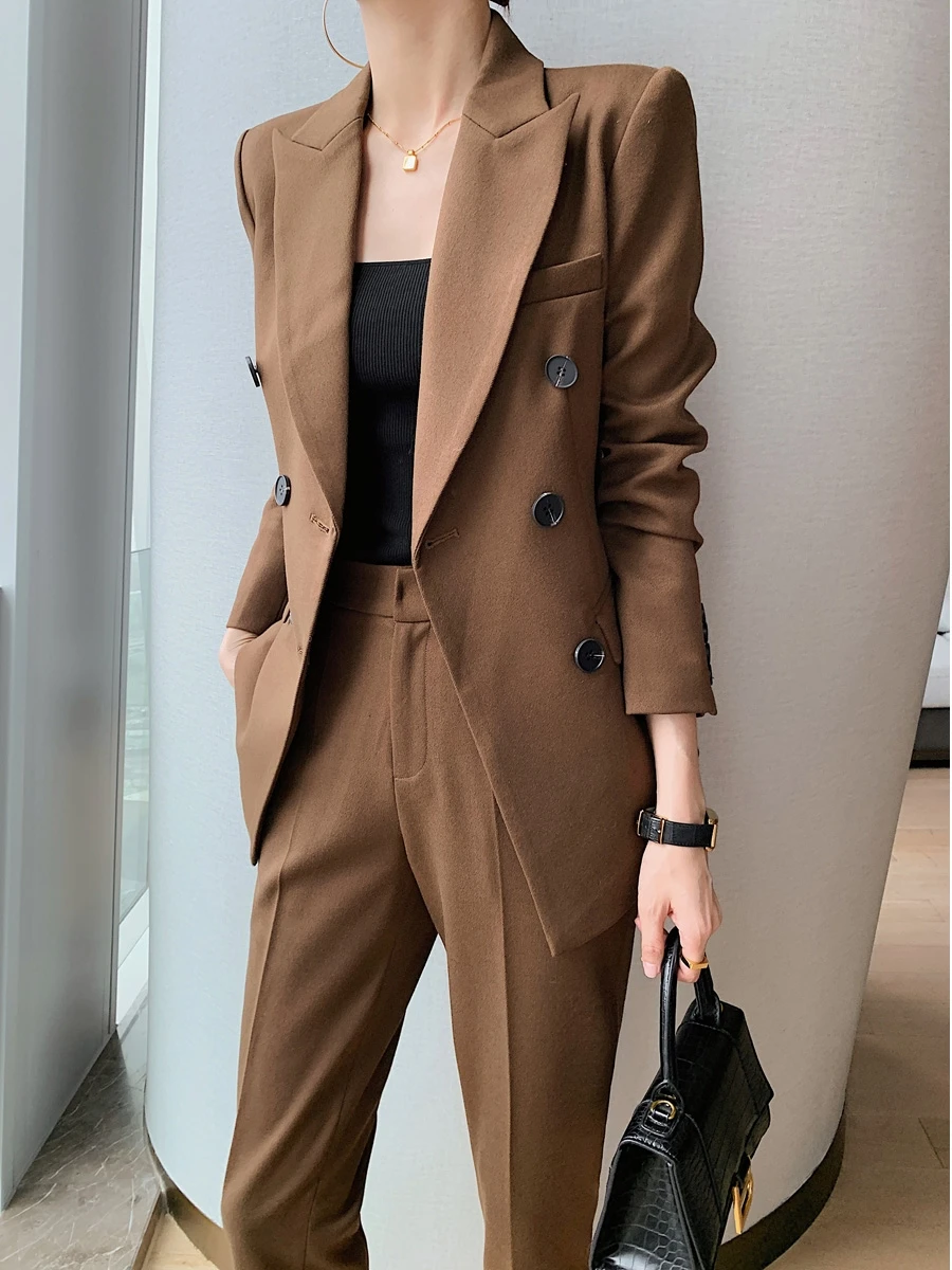大人可愛い服 50代コーデ｜モカカラースーツで心の安定を実現する完全ガイド