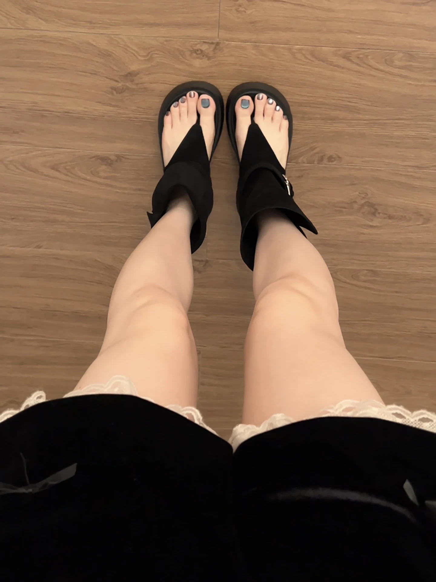 バンズ厚底サンダル：レトロデザインの夏向けカジュアルハイヒールの実用性と使い分け