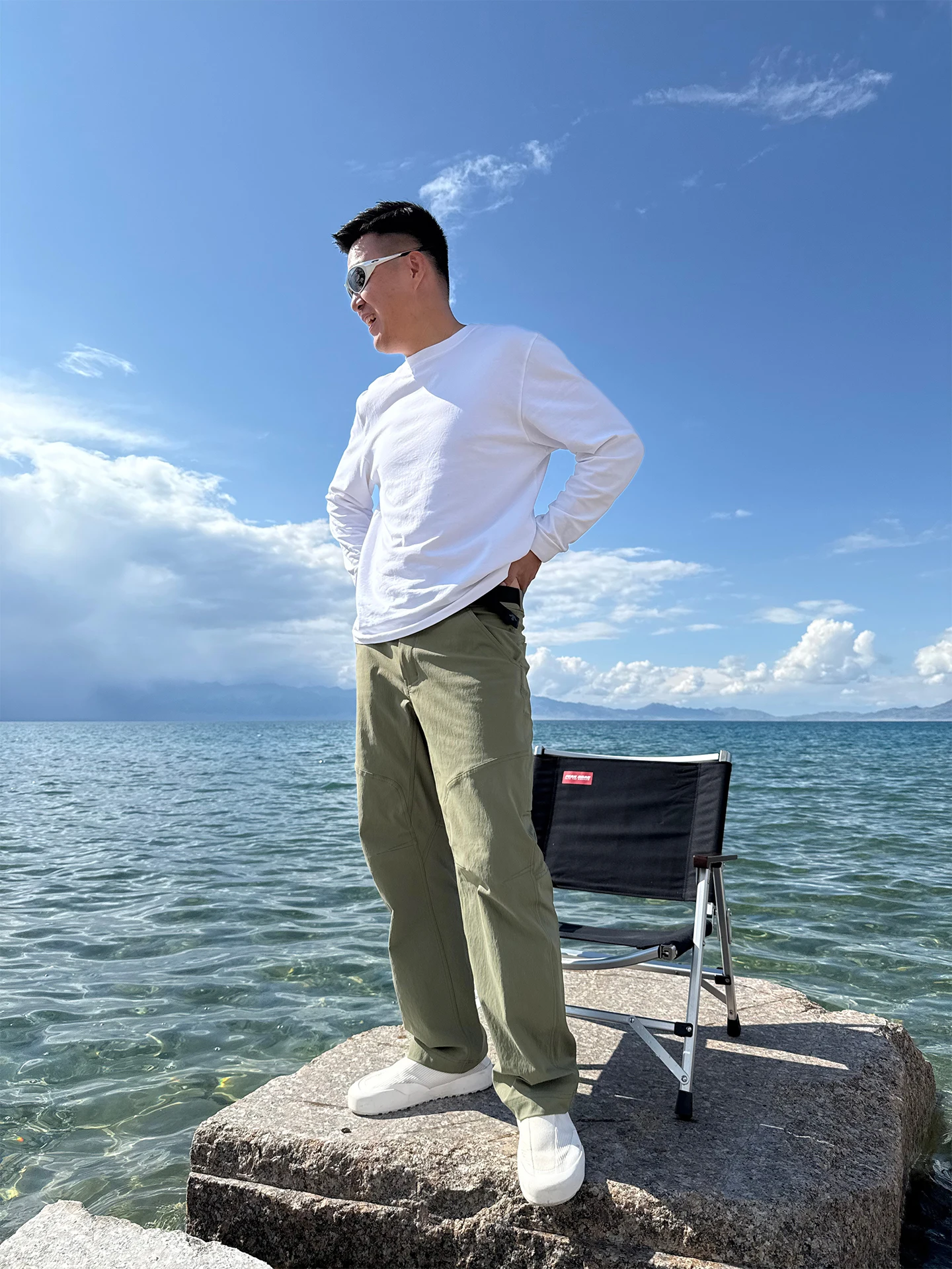 カーゴパンツ メンズ コーデの選び方｜ソフトシェルストレートが解決する通勤の悩み