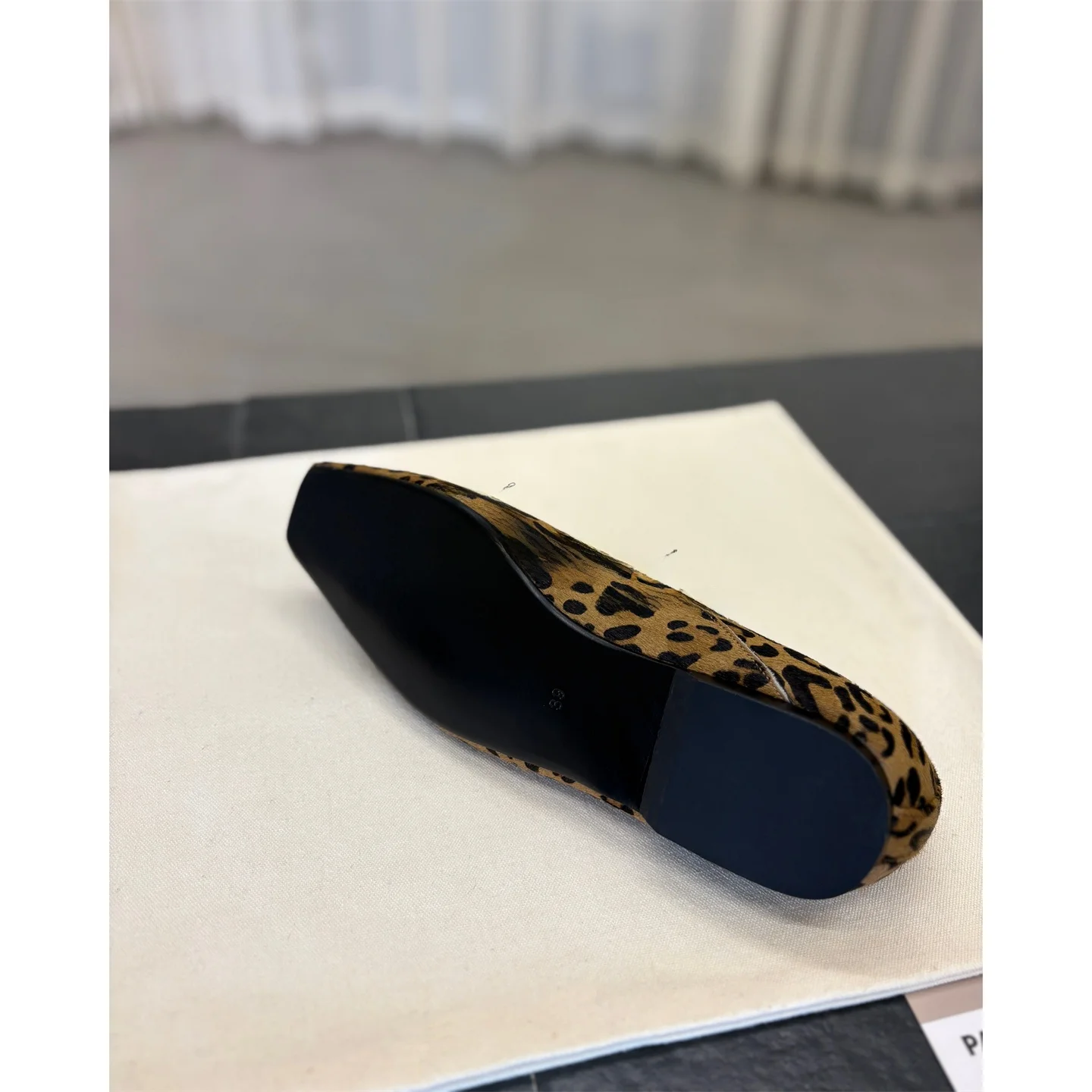 レオパードパンプスの選び方：复古風フラットシューズの実用性とシーン別ガイド